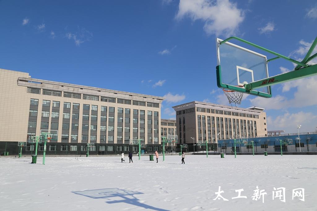 校园雪景组图太原工业学院