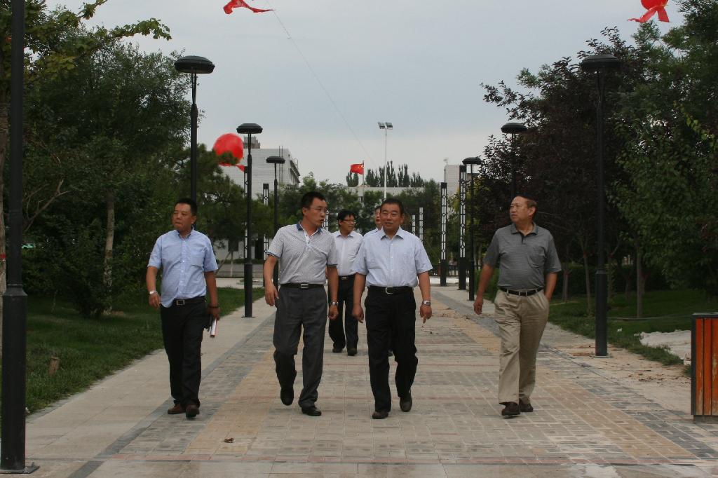 随后,在大同大学副校长寇福明的陪同下,霍院长一行参观了大同大学.